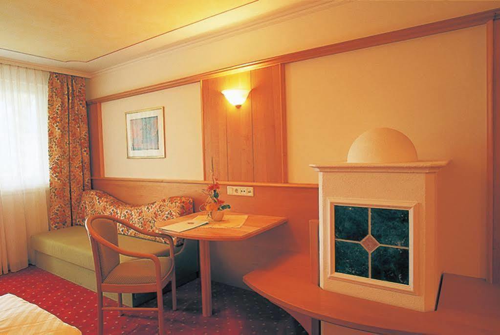 Hotel Maria Theresia Silandro Exterior photo